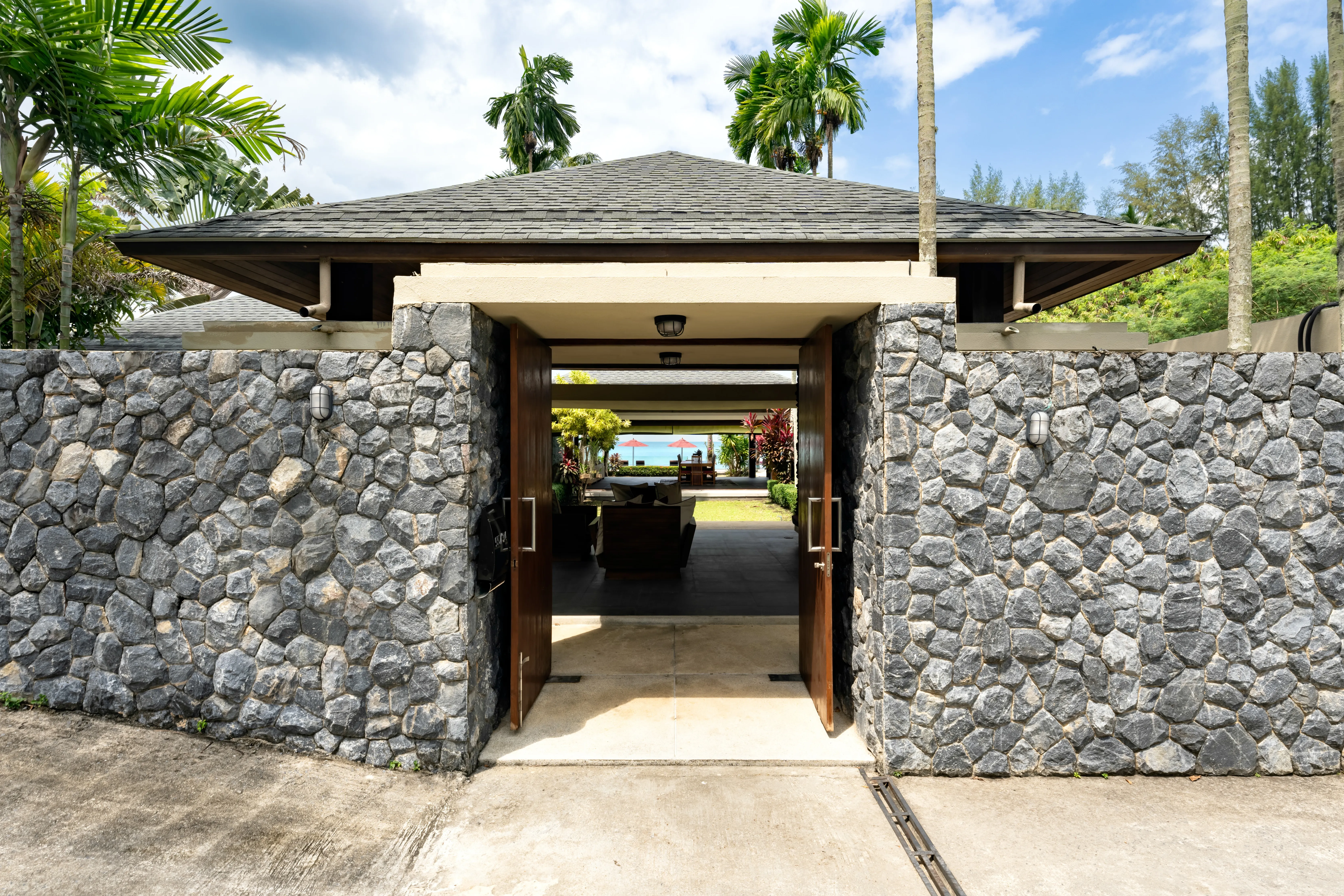 Oceanfront 5-Bedroom Luxury Villa on Lipa Noi Beach