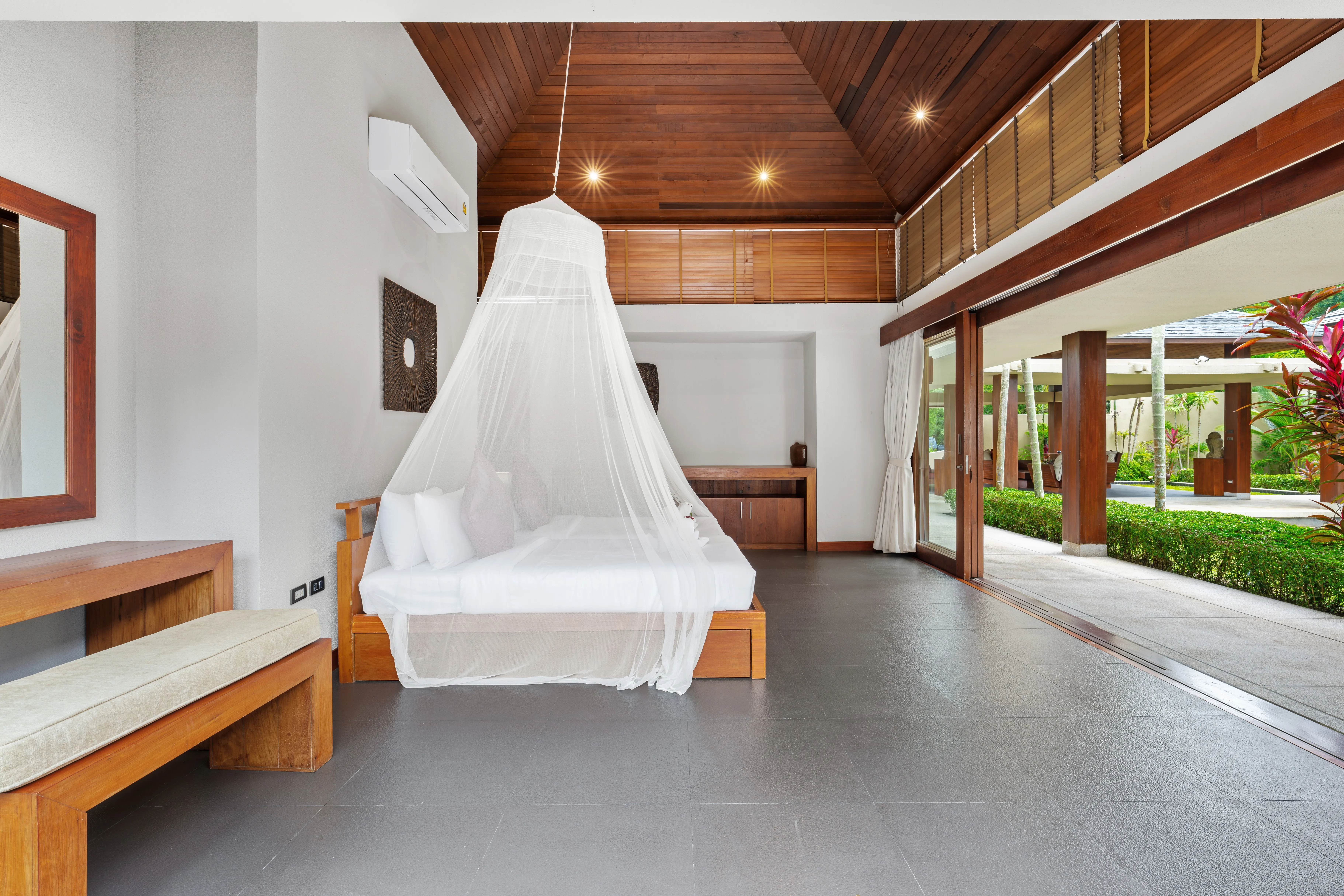 Oceanfront 5-Bedroom Luxury Villa on Lipa Noi Beach