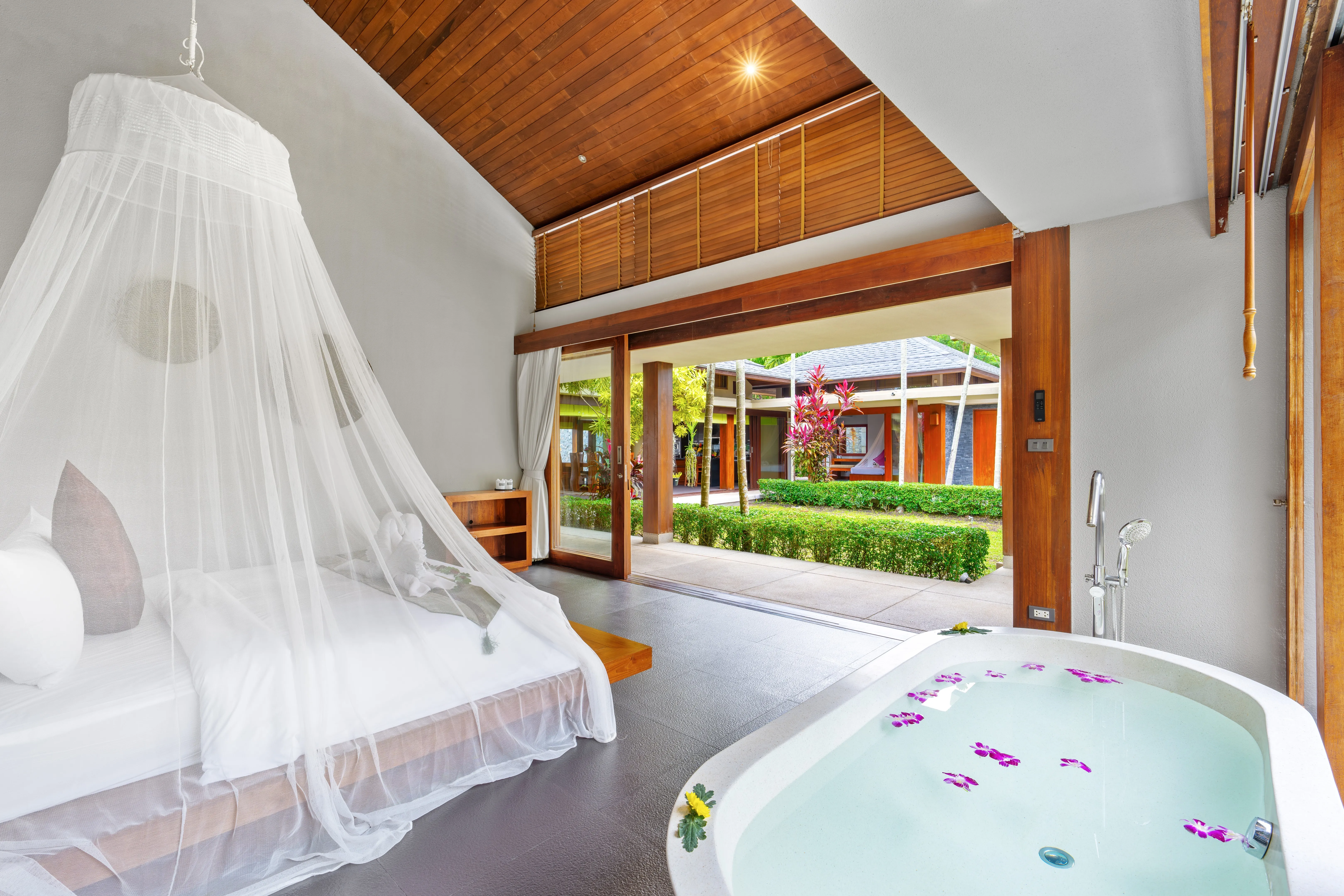 Oceanfront 5-Bedroom Luxury Villa on Lipa Noi Beach