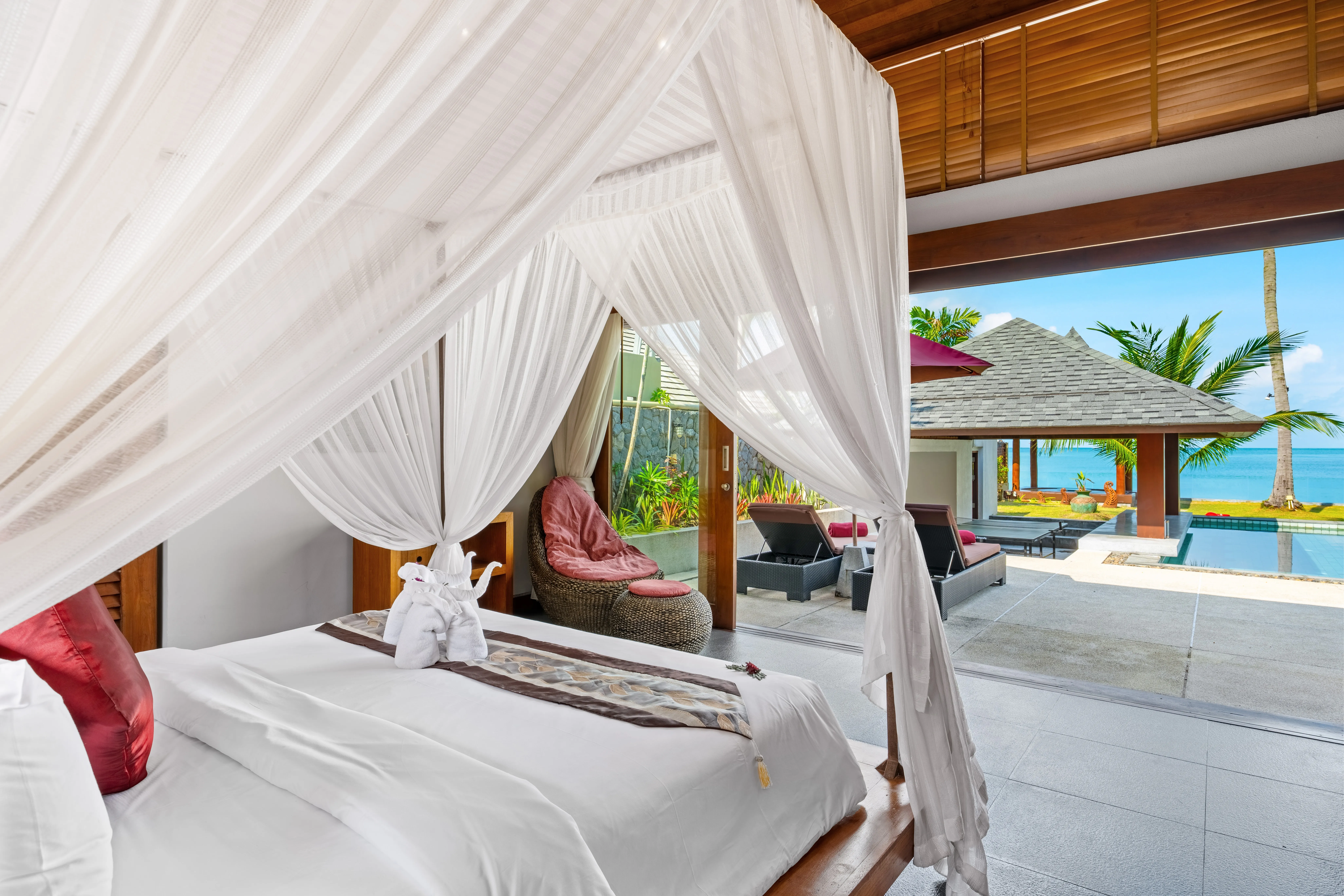 Oceanfront 5-Bedroom Luxury Villa on Lipa Noi Beach