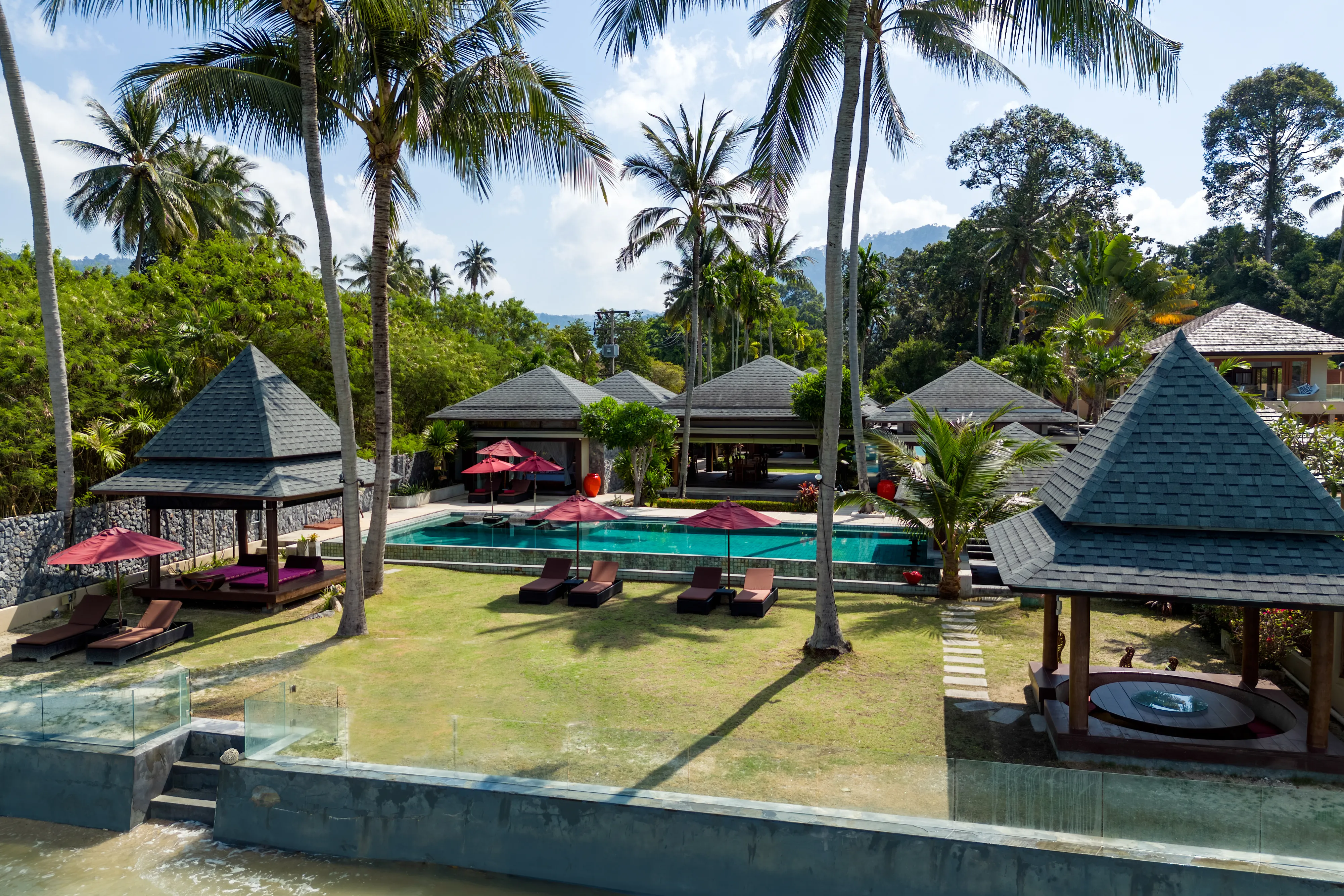Oceanfront 5-Bedroom Luxury Villa on Lipa Noi Beach