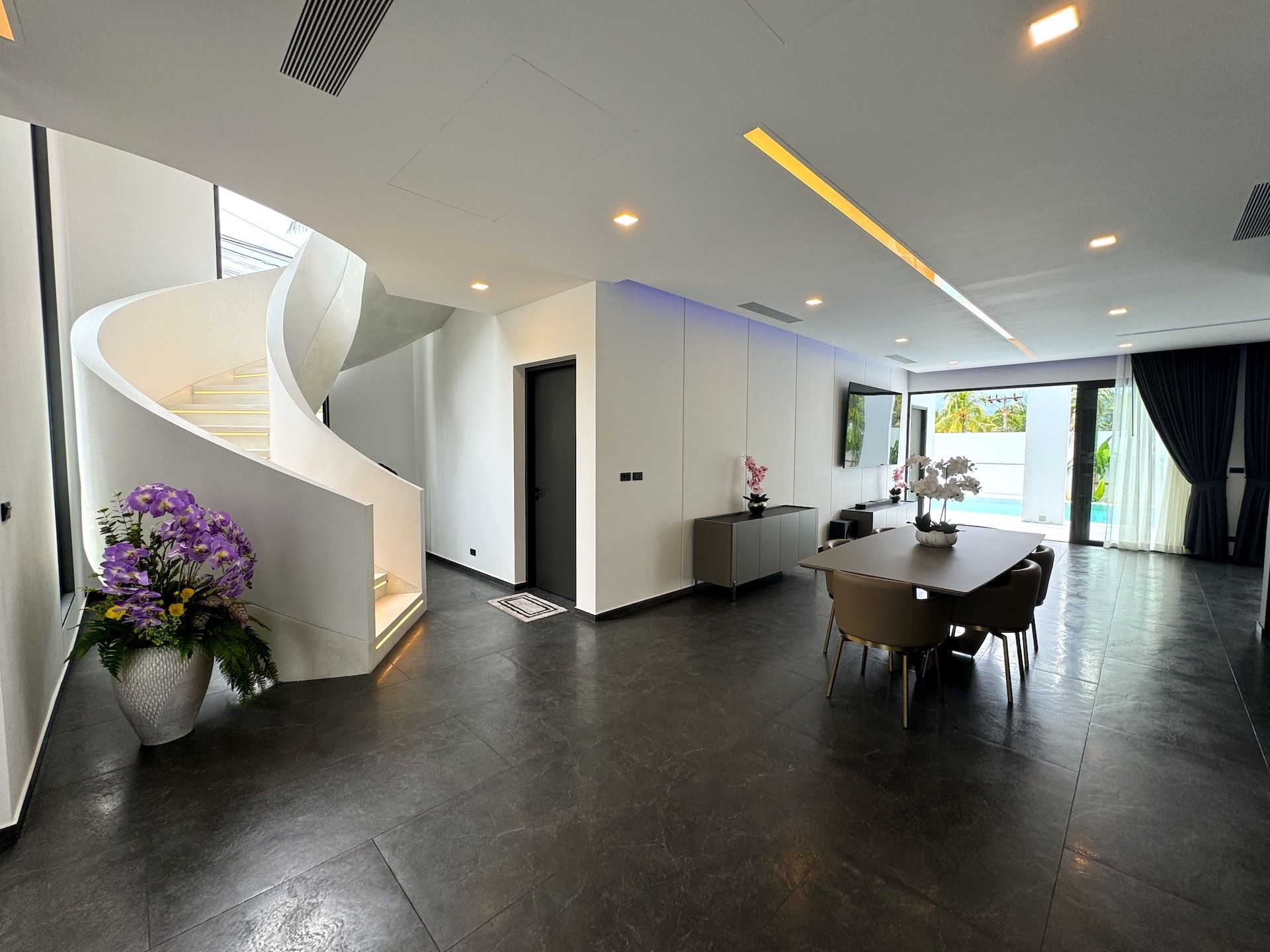 Contemporary 4-Bedroom Pool Villa Near Lamai