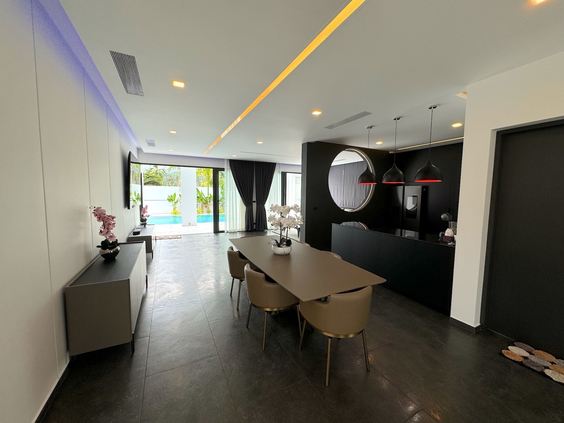 Contemporary 4-Bedroom Pool Villa Near Lamai