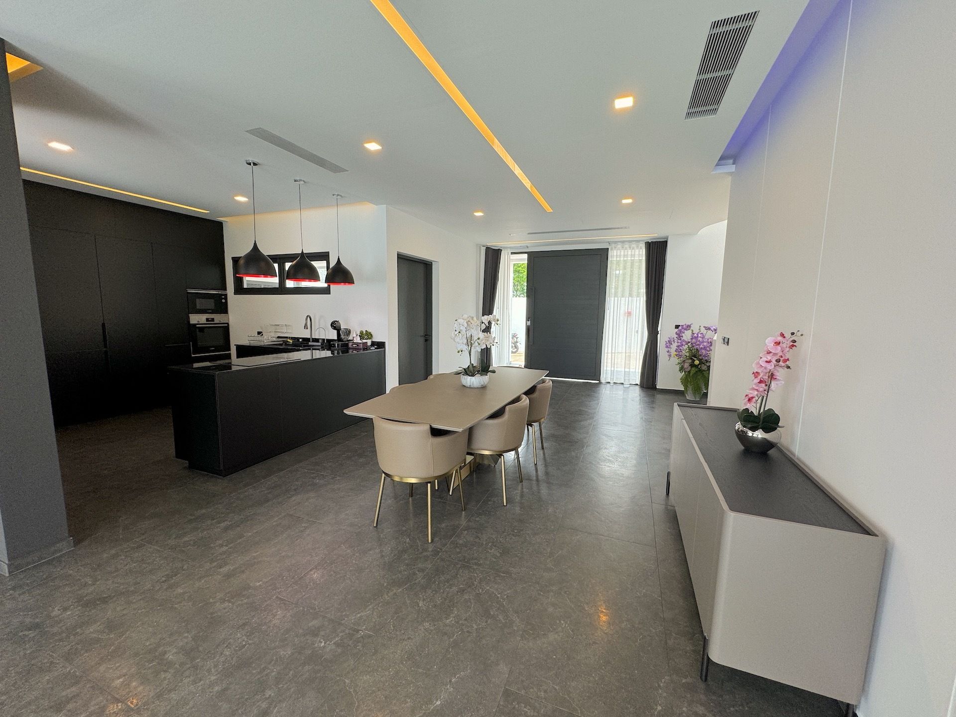 Contemporary 4-Bedroom Pool Villa Near Lamai