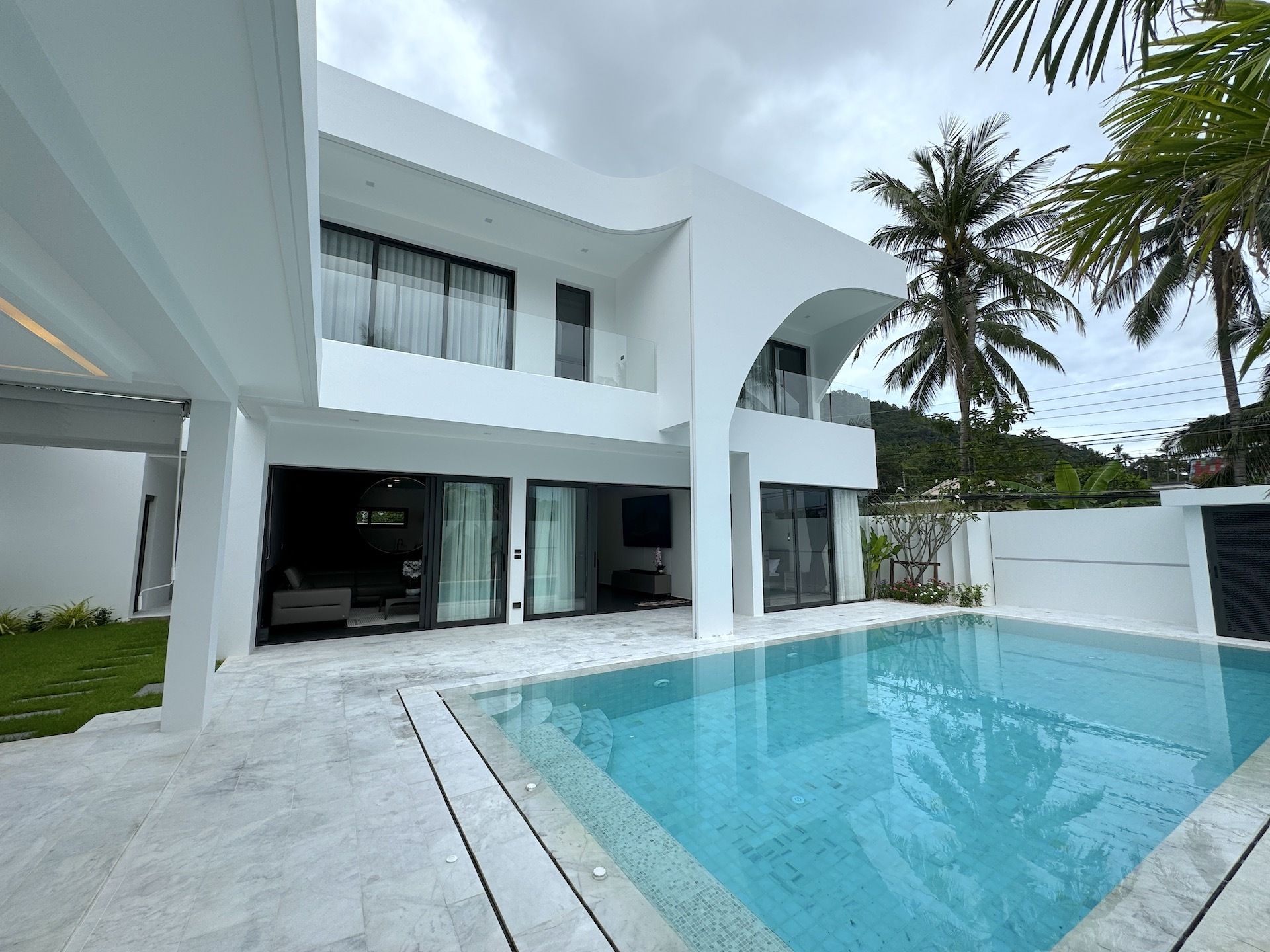 Contemporary 4-Bedroom Pool Villa Near Lamai