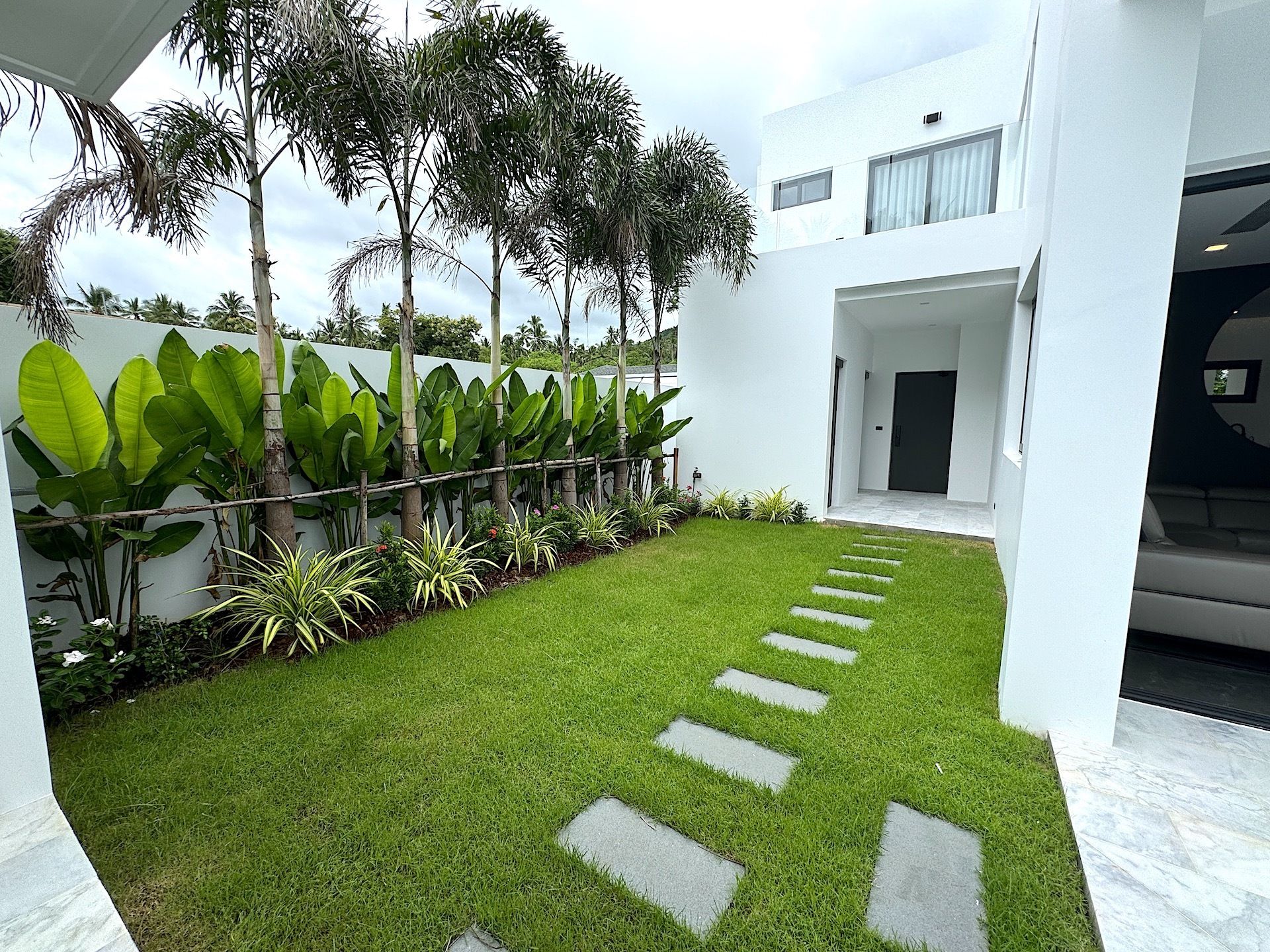 Contemporary 4-Bedroom Pool Villa Near Lamai