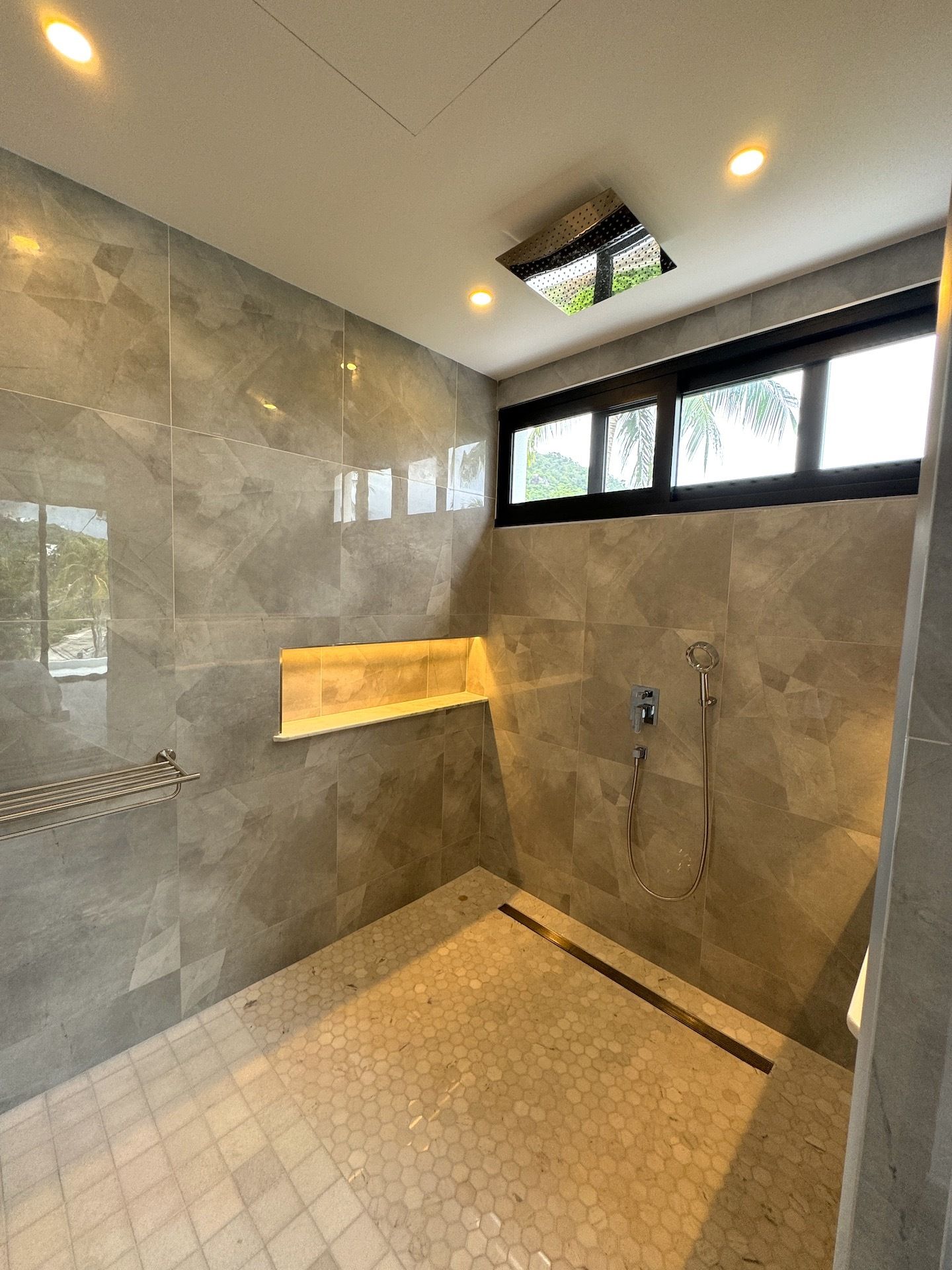 Contemporary 4-Bedroom Pool Villa Near Lamai