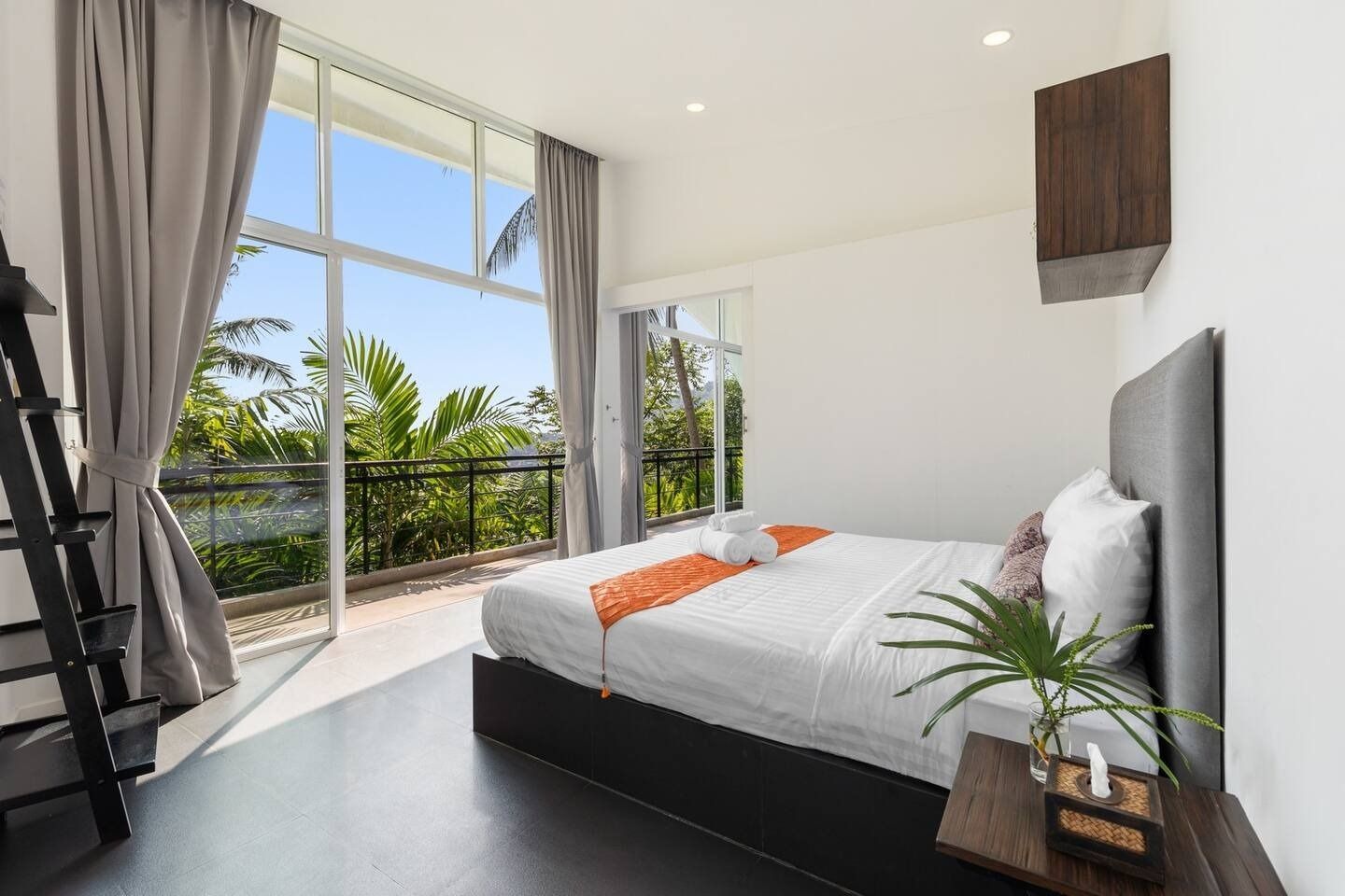 Luxury Koh Samui 11-Bedroom Villa: Prime Resort Investment Opportunity