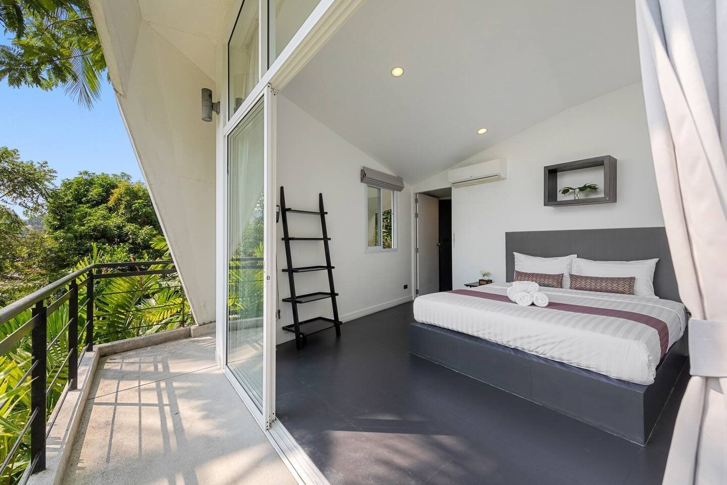Luxury Koh Samui 11-Bedroom Villa: Prime Resort Investment Opportunity