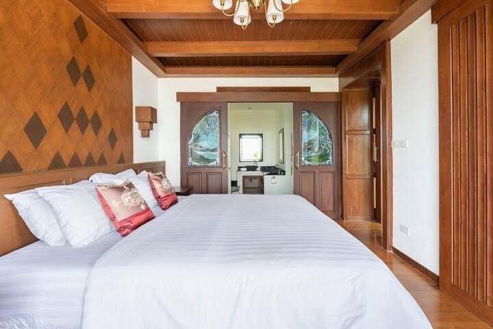 Grand 7-Bedroom Hilltop Estate: Ultimate Luxury Investment Koh Samui