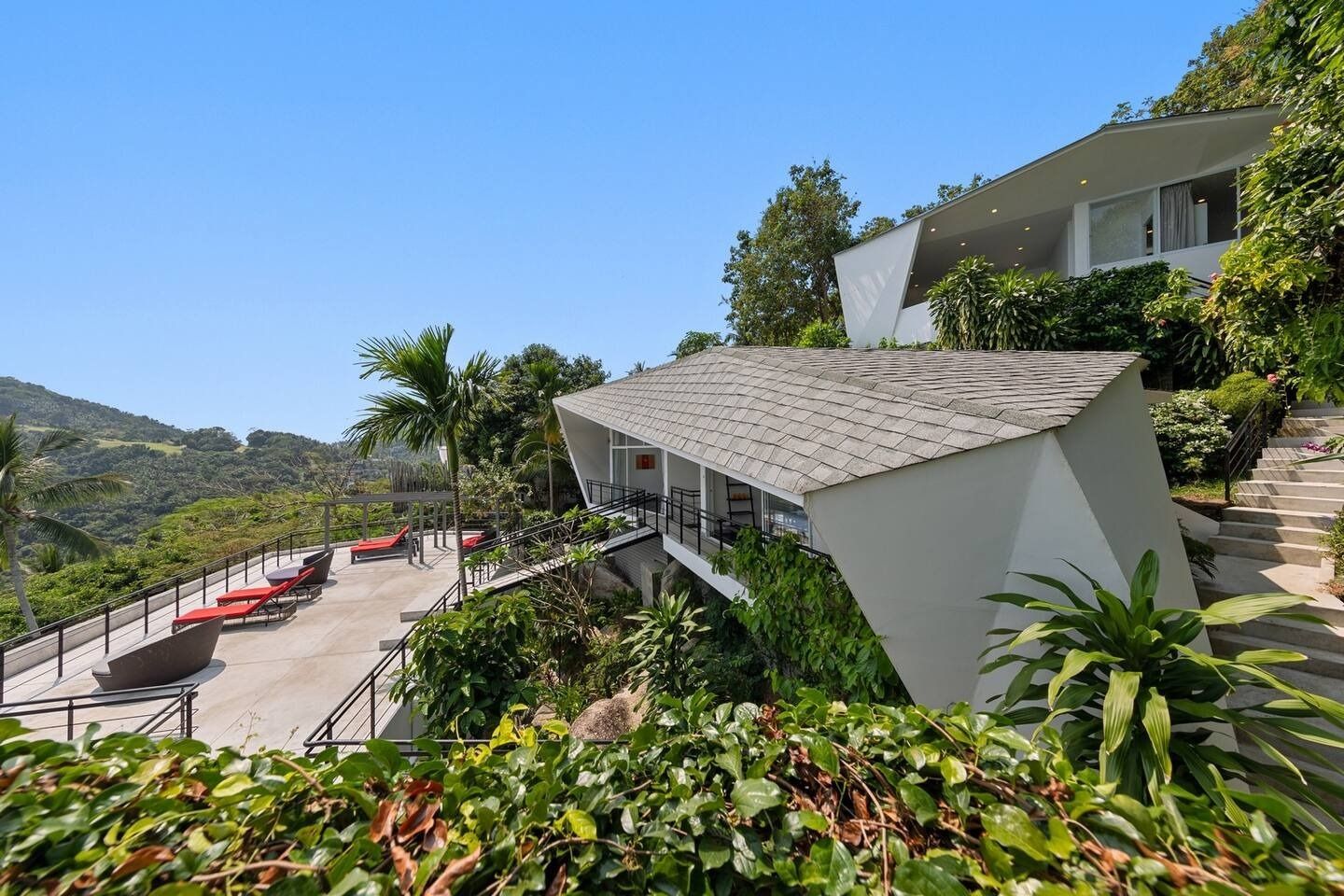 Luxury Koh Samui 11-Bedroom Villa: Prime Resort Investment Opportunity